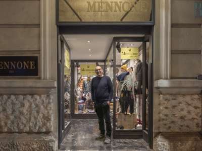 �L�attivit� fu fondata come negozio di tessuti da mio nonno Antonio Mennone, che si trasfer� da Catania attratto dalla grossa commercialit� di Bari�...